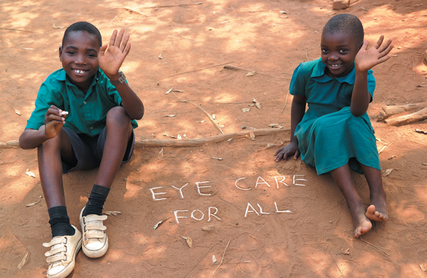 올해 ‘세계 눈의 날’ 캠페인 슬로건은 ‘Eye Care For All(모두를 위한 안과서비스)’이다. 말라위 아이들이 슬로건을 바닥에 쓰고 환하게 웃고 있다. /하트하트재단 제공