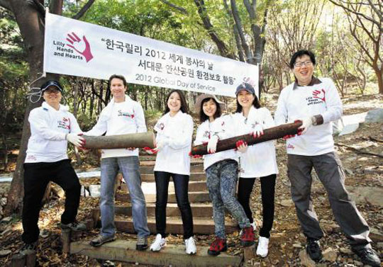 한국릴리 임직원들이‘세계 봉사의 날’을 맞아 서대문안산공원 등산로를 정비하고 있다. /한국릴리 제공