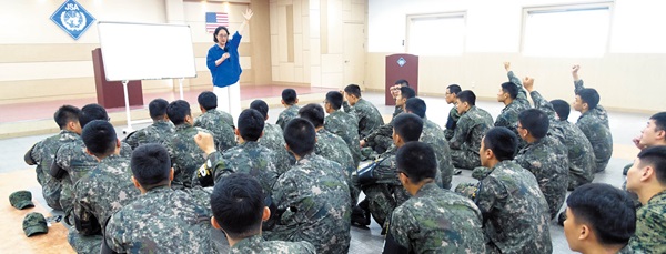 지난 7월 JSA에서 진행된 비폭력대화 강의 /한국비폭력대화센터 제공