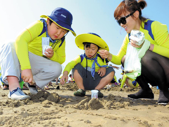 한국암웨이 임직원 가족이 갯벌 체험에 참여하고 있다. /한국암웨이 제공