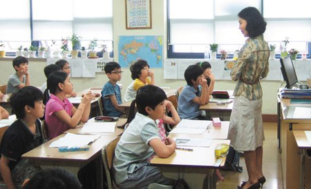 입양 부모인 입양 교육 전문 강사가 학교에 나가 ‘반편견 입양 교육’을 실시하고 있다. /한국입양홍보회 제공