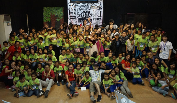 필리핀 카가얀데오로에 위치한 컴패션어린이센터(PH501) 어린이들과 비전트립 참가자들 /한국컴패션 제공