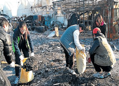 기자(오른쪽 위)가 자원봉사자들과 함께 화재 전소물을 처리하는 현장 /해비타트경기북부지회 제공