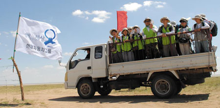 차깐노르 사막 생태계 복원 프로젝트에 참여한 현대그린존 자원봉사단의 모습. /현대자동차 제공