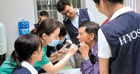 2007년 베트남 현지 법인을 설립한 효성의 의료 봉사단 '미소원정대'가 소외 지역 주민을 치료하는 모습. /효성 제공