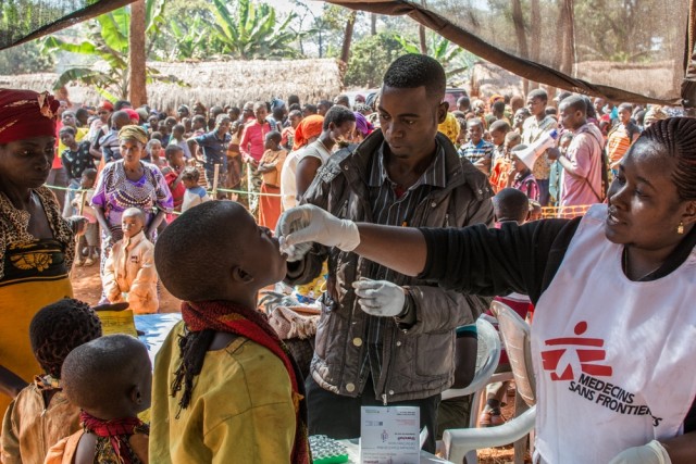 탄자니아에 위치한 니아라구수 난민캠프에서 국경없는의사회 직원이 한 아동에게 경구용 백신을 주고 있다. 국경없는의사회는 이 곳에서 부룬디 난민 5만6000명을 대상으로 경구용 백신 캠페인을 실시했다. 이번 콜레라 발병은 2015년 5월 중순에 난민들 사이에서 시작됐다. 2015년 6월 22일 당시, 탄자니아 내에서 보고된 콜레라 감염 환자는 3086명, 이로 인한 사망자는 34명이었다. /국경없는의사회 제공 