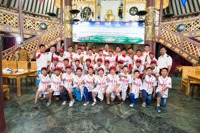 KIA타이거즈 선수들은 직접 몽골에 방문해 몽골 저소득층 야구 동아리를 지원하고 있다. /KIA타이거즈 제공