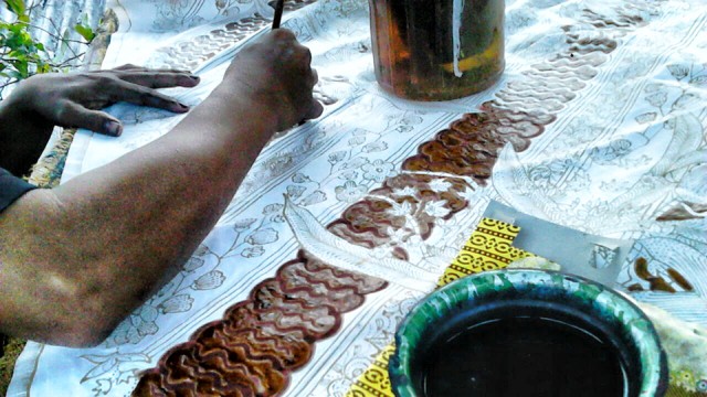 바틱을 제작하는 과정. 녹인 밀랍으로 밑그림을 그리고 천을 염색한 뒤 끓인 물로 밀랍을 녹인다. /프랙탈 인도네시아 제공