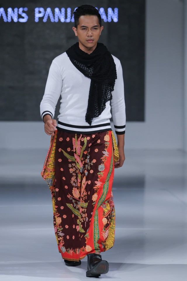 족자카르타에서 열린 패션위크에서 한 남성 모델이 jBatik을 활용해 장인들이 만든 바지를 선보이고 있다. /프랙탈 인도네시아 제공