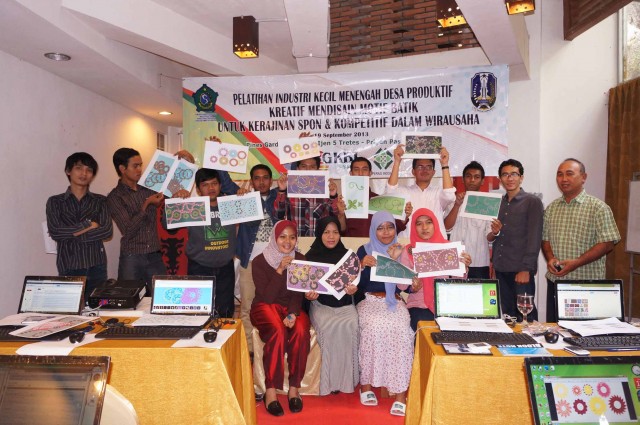 바틱 생산 장인들을 대상으로 진행한 jBatik 프로그램 활용 워크숍 모습/ 프랙탈 인도네시아 제공