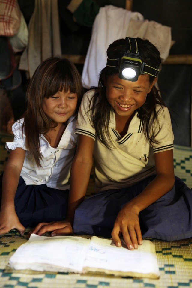 굿네이버스 캄보디아지부 사회적기업 굿솔라이노베이션의 제품을 사용하고 있는 현지 아동 사진