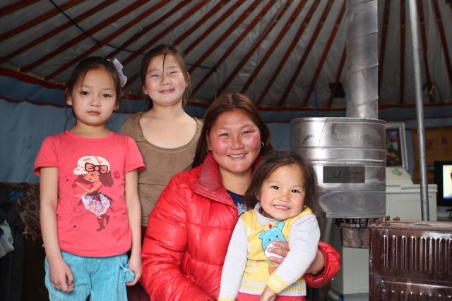 굿네이버스 몽골지부 사회적기업 굿쉐어링 제품 G_Saver를 게르에서 사용하는 가정의 모습