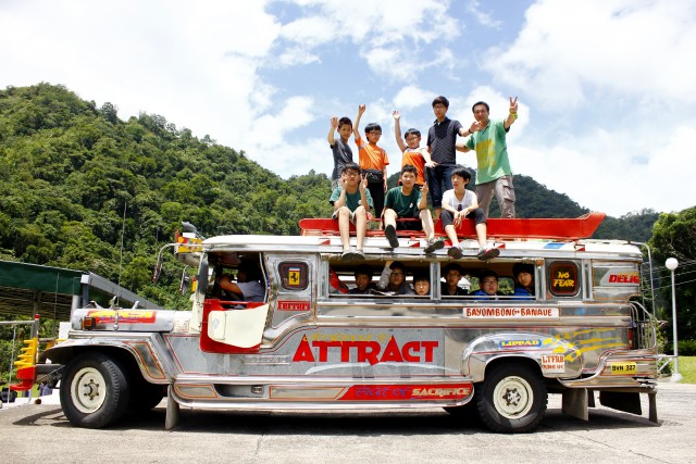 필리핀 대중교통 수단 지프니를 탄 참가자들의 모습. 공감만세 여행 프로그램의 재구매율은 70%에 달한다. / 공감만세 제공