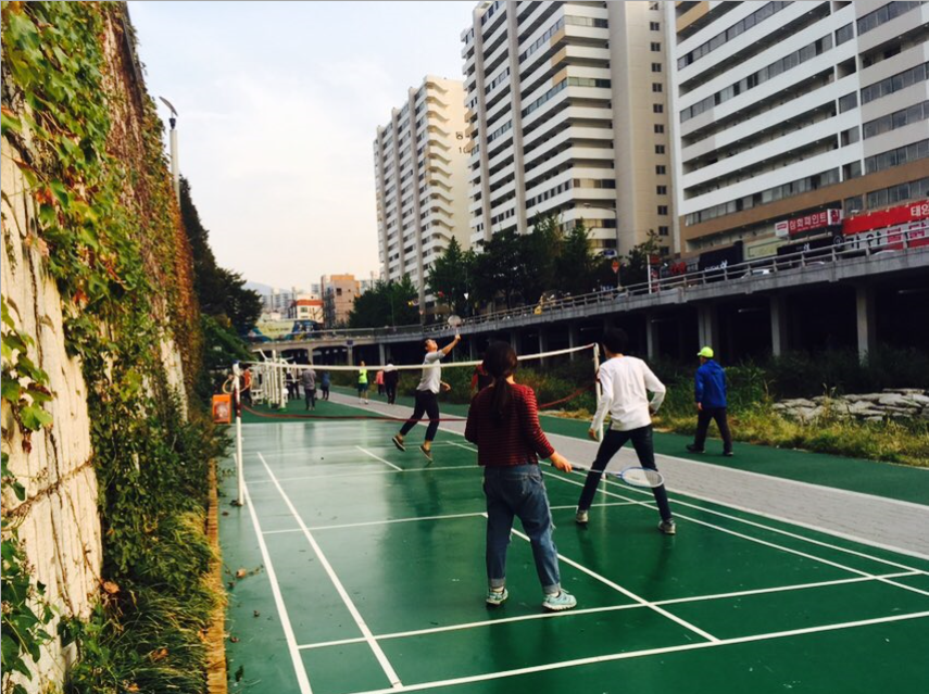 지난 10월 13일 영등포구 도림천에서 스트레스해소모임이 진행됐다. 활동가들과 청소년들이 함께 농구를 하고 있는 모습. /혜욤 제공 