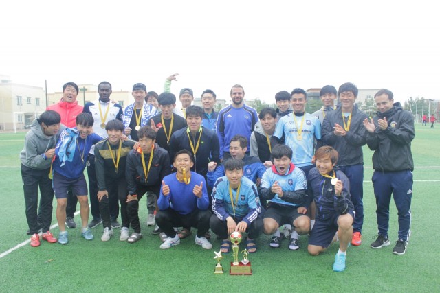 2016년 SKI리그수도권아마추어리그 우승트로피를 들어올린 TNT FC 선수단. /청춘스포츠