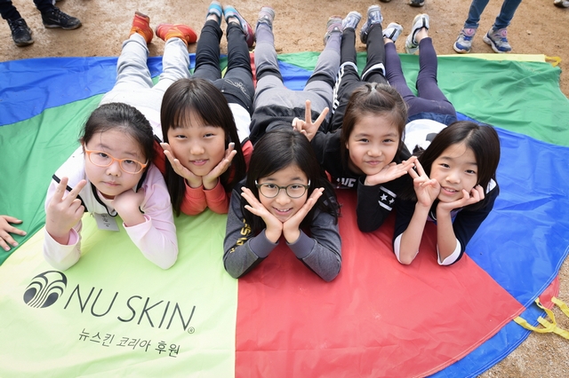 서울 수락초등학교 학생들이 뉴스킨코리아가 진행한 뉴스포츠데이에서 협동 바운스 후 기념촬영을 하는 모습