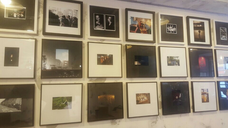 카페브룩스 벽면에 21개의 사진이 붙어있다. 지난 8년간 바하밥집의 무료급식을 도왔던 이들이 사진에 담겼다. ⓒ김희린 청년기자