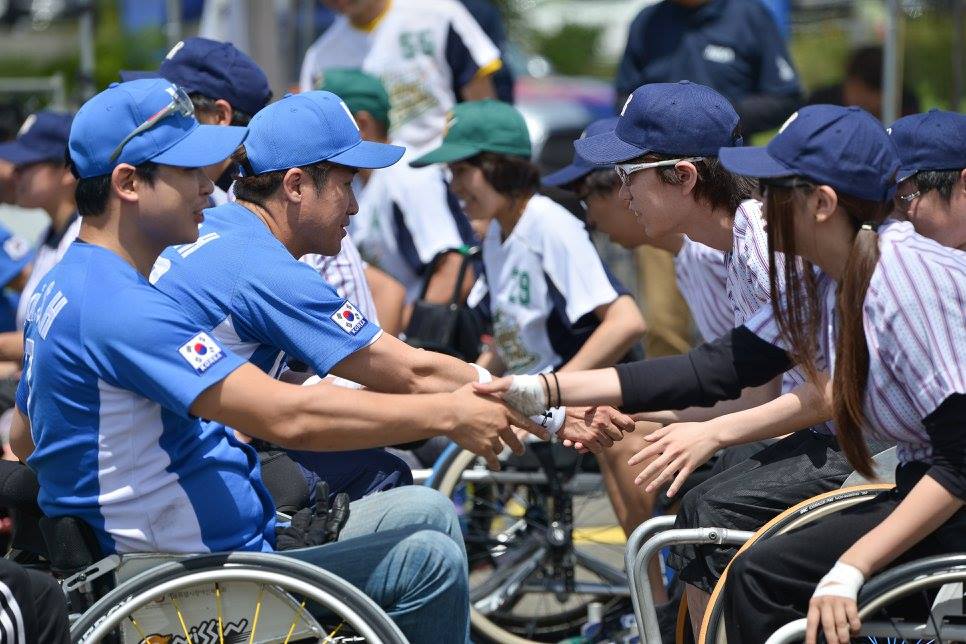 국제교류전에서 비전팀과 일본지역팀이 경기 전 인사를 나누고 있다 ©EnactusSogang