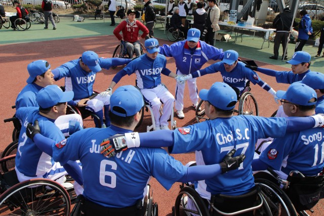 제1회 국내 휠체어 소프트볼대회에서 경기 전 파이팅을 외치는 비전팀 ©EnactusSogang