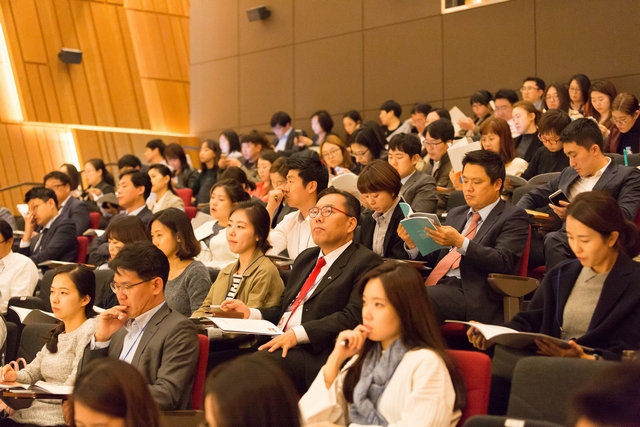지난달 23일 서울 을지로 페럼타워에서 열린 ‘2016 기업 자원봉사의 미래’ 컨퍼런스에는 자원봉사에 관심이 많은 240여명이 자리를 가득 메웠다. / 이정운 사진작가