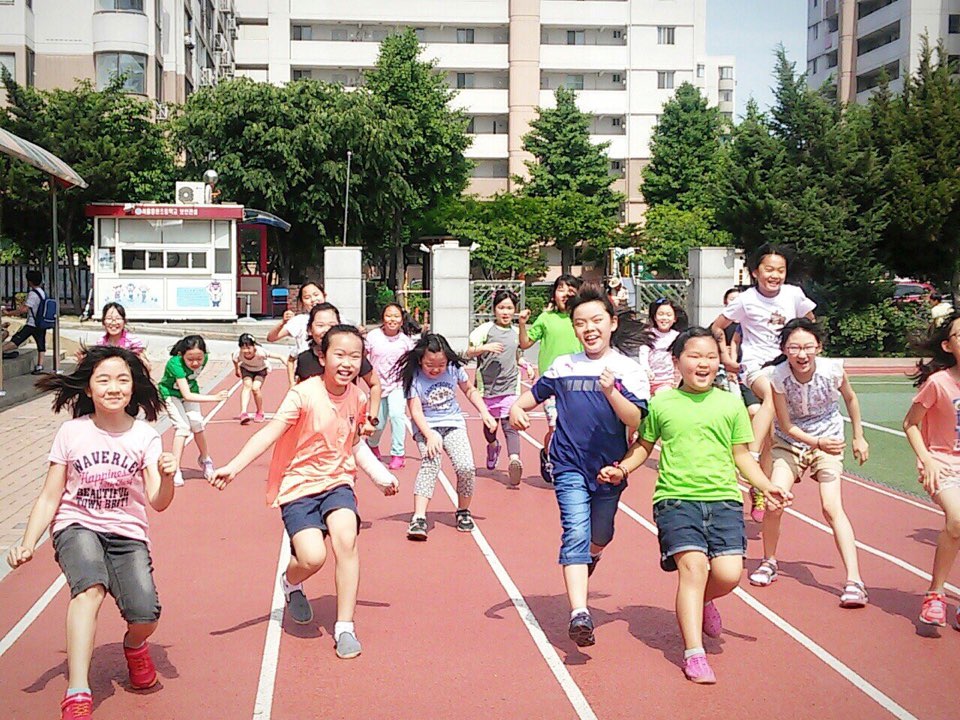 '소녀, 달리다'의 참가자 어린이들이 사이좋게 운동장을 달리고 있다.ⓒ(주)와이즈웰니스