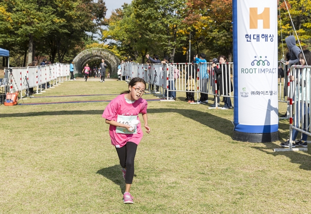 ‘소녀, 달리다 달리기 축제’에서 결승선을 향해 달리는 참가자 어린이.ⓒ(주)와이즈웰니스 