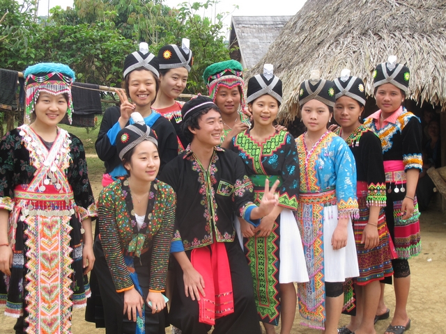 착한여행의 프로그램 중 하나인 라오스 몽족 전통 의상 입어보기 체험 ⓒ착한여행