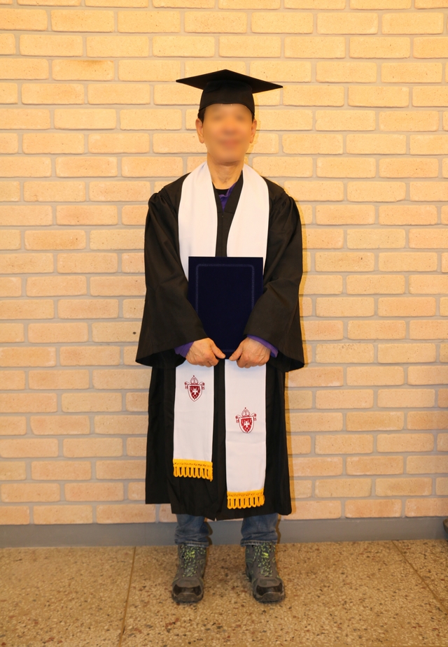 졸업장을 들고서 포즈를 취하는 박남철 씨는 올 3월부터 방통대 학생이 된다./ⓒ성프란시스대학