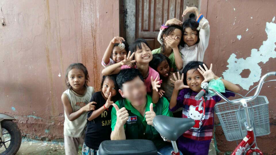 지난해 9월 남다윗 씨는 다일공동체 캄보디아 분원을 방문해 현지 어린이들과 즐거운 시간을 보냈다./ⓒ다일공동체