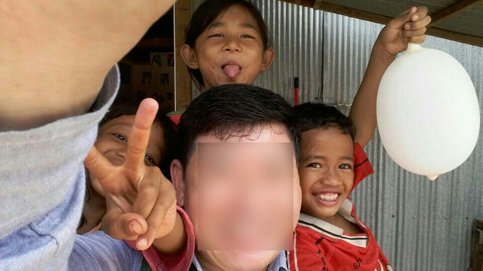 캄보디아 분원 방문 때 다윗 씨는 후원 아동(아래 오른쪽 빨간 티셔츠)과 만남의 시간도 가졌다. /ⓒ다일공동체