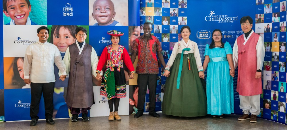 지난 2월 18일 졸업식 당일 아프리카, 아시아, 중남미를 대표하는 컴패션 졸업생 4명과 한국 후원자들이 함께한 사진. 가장 오른쪽이 허달영씨다. ⓒ한국컴패션