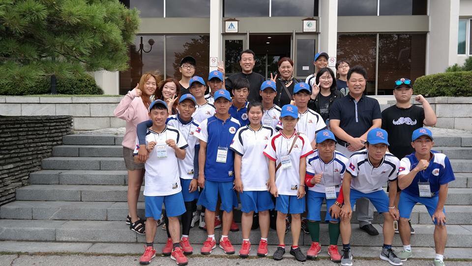 이 전 감독과 그의 지인들 그리고 단원들이 인천 문학 야구 경기장에서 기념사진을 찍었다. 지난 2015년 8월 20여 명의 라오J브라더스 단원들이 한국 여행을 했다.ⓒ헐크 파운데이션