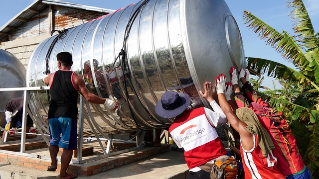 빗물 저장 시설 설치에는 힐루퉁안 섬 주민들도 참여했다.ⓒ전국재해구호협회