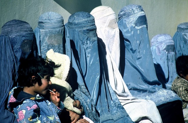 부르카를 쓴 아프가니스탄 여성들. 이슬람 여성은 바깥 출입 시 부르카 등으로 전신을 가려야 한다. 