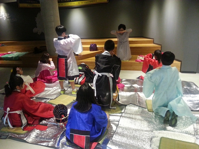 참가 어린이들이 코리아헤리티지센터에서 전통예절을 배우고 있다. ⓒ코리아헤리티지센터