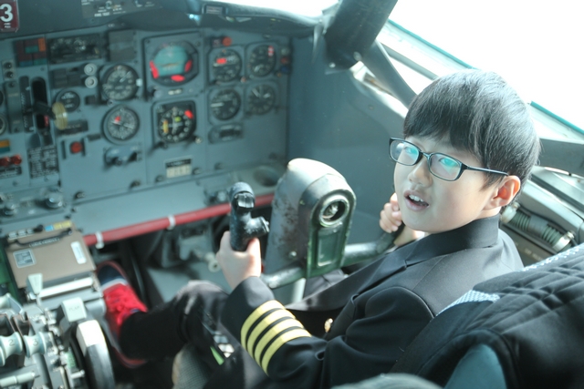 열린항공체험스쿨에서 조종사 체험을 하고 있는 어린이. ⓒ㈜열린