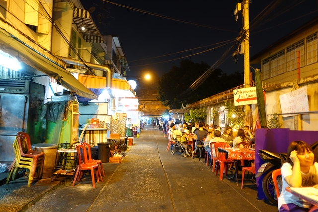 방콕의 먹자골목. 재료가 기름에 볶아지는 고소한 내음이 사람들을 유혹한다. ⓒ윤혜민