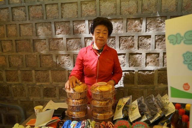 "이 두부과자 한 번 맛봐. 직접 만든 두부로 만들어서 아주 고소해." 관악시니어클럽 회원인 김남순 할머니는 2015년부터 덕수궁 페어샵 판매자로 활동하고 있다. ⓒ박민영
