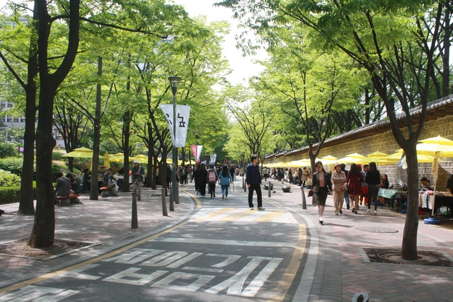 지난달 28일, 시민들이  서울 덕수궁 길을 따라 마련된 사회적 경제 마켓인 '덕수궁 페어샵'을 구경하고 있다. ⓒ박민영