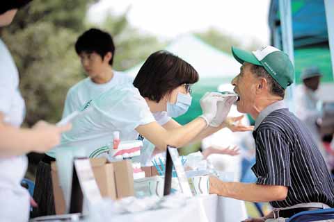 2023년 만 65세 이상 어르신 혜택 기초연금, 무료접종, 틀니 임플란트 지원, 통신비, 교통비 할인 등.