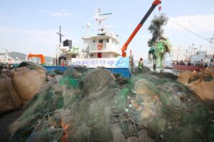 지난해 제주지역에서 수거된 해양쓰레기는 2만1489t으로 2019년 대비 수거량이 82.7％ 증가했다. 해양쓰레기 중 가장 큰 비중을 차지하는 것은 플라스틱이었다. /조선DB