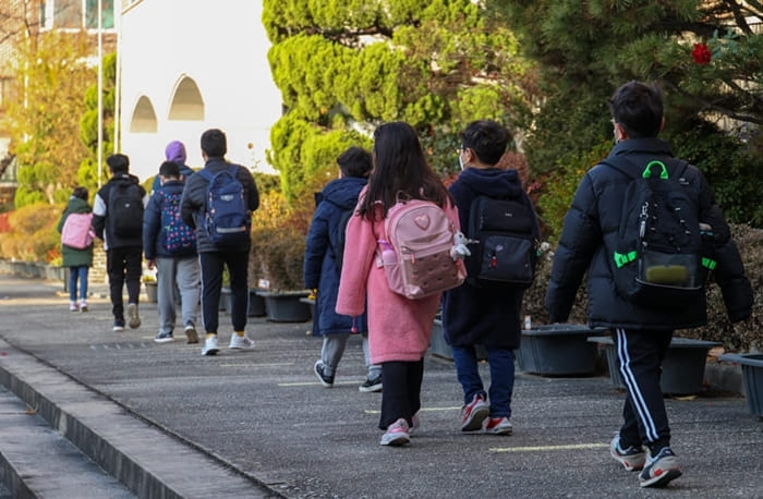 코로나19 재확산으로 부산의 한 초등학교에서 등교수업 대신 원격 수업을 진행하고 있다. /조선DB