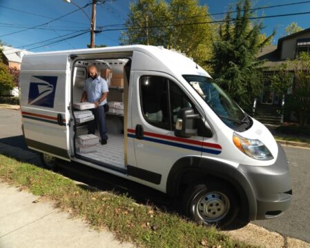 미국 우정국(USPS)이 노후 우편차량의 90%를 가솔린차로, 10%를 전기차로 교체하는 것을 최종 확정했다. 지난해 2월 이 같은 내용을 발표한 우정국은 '친환경 드라이브'를 내세운 바이든 행정부와 부딪혔지만, 끝내 결정을 고집하며 행정부의 권고안을 거부했다. /USPS 제공