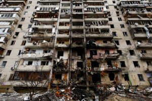 25일(현지 시각) 러시아 군의 공격에 파손된 우크라이나 키예프의 아파트. /로이터 연합뉴스