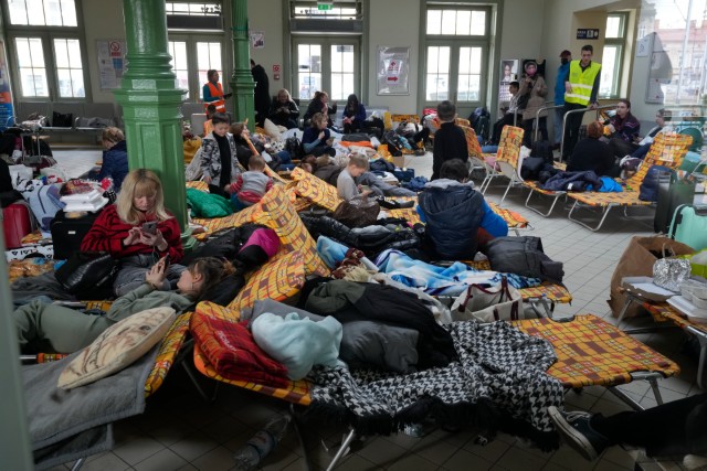 우크라이나 피란민들이 접경 국가인 폴란드의 프셰미실 기차역에 도착해 간이침대에서 휴식을 취하고 있다. 유엔난민기구(UNHCR)에 따르면, 우크라이나를 탈출한 피란민은 약 36만8000명이다. /AP 연합뉴스
