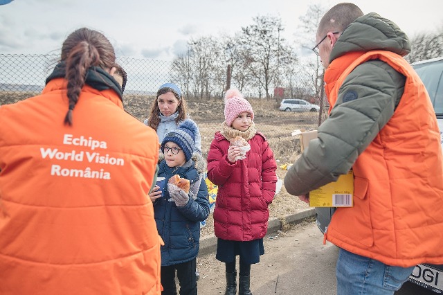 루마니아월드비전 직원들이 국경을 넘어 온 우크라이나 아동들에게 먹을 것을 제공하고 있다. /월드비전 제공