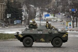 1일(현지 시각) 우크라이나 수도 키예프에서 공습경보 사이렌이 울리는 가운데 군인들이 장갑차를 타고 달리고 있다. /AP 연합뉴스
