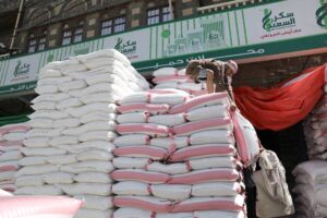 지난달 28일 예멘의 한 상점 앞에 밀가루 포대가 높게 쌓여있다. /로이터 연합뉴스