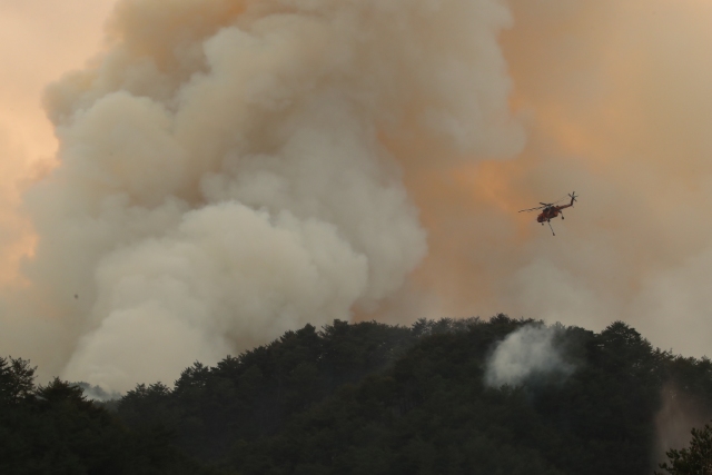 6일 오후 경북 울진군 북면 덕구계곡 인근에서 산불을 끄기 위해 투입된 산림청 헬기가 이동하고 있다. /뉴스1