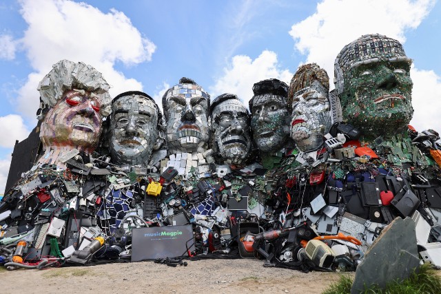 영국 예술가 조 러시의 작품 '리사이클모어산'. 전자폐기물로 G7 국가 정상의 얼굴을 표현했다. 해당 작품은 지난해 6월11일 영국 콘월에서 진행된 G7 정상회를 사흘 앞두고 전시됐다. /로이터 연합뉴스